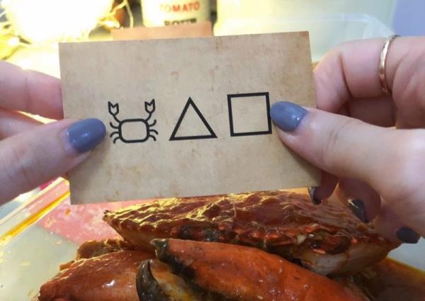 新加坡海鲜餐厅的鱿鱼游戏与螃蟹游戏的潮流;奖品包括免费螃蟹，