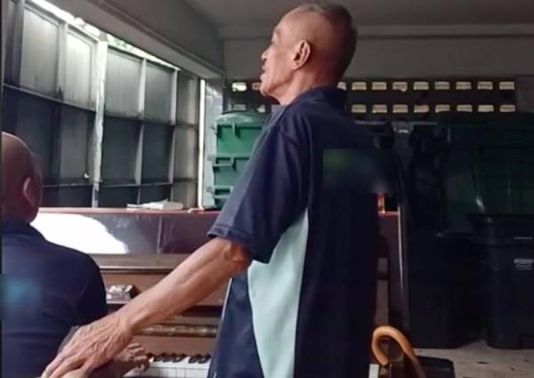 “请尊重这两位叔叔”:清洁工在垃圾桶中心摆弄废弃的钢琴，感动了网友